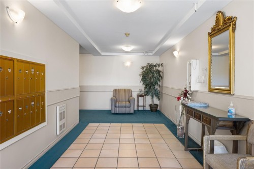 406-220 Island Hwy West, Parksville, BC - Indoor Photo Showing Other Room