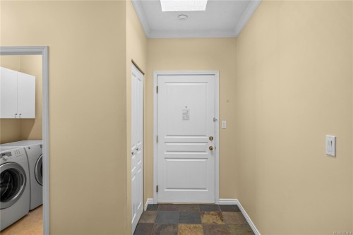406-220 Island Hwy West, Parksville, BC - Indoor Photo Showing Laundry Room