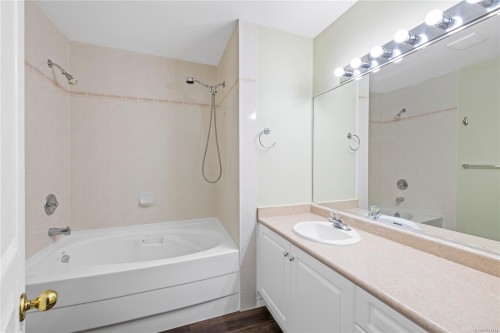 406-220 Island Hwy West, Parksville, BC - Indoor Photo Showing Bathroom