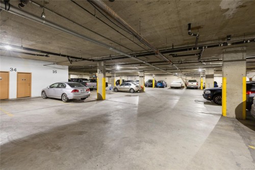 406-220 Island Hwy West, Parksville, BC - Indoor Photo Showing Garage