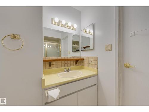 13449 40 St Nw, Edmonton, AB - Indoor Photo Showing Bathroom