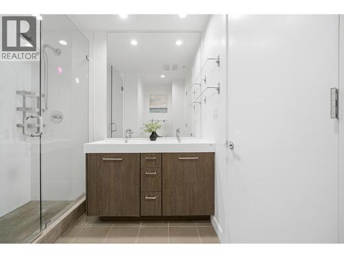 1103 9060 University Crescent, Burnaby, BC - Indoor Photo Showing Bathroom