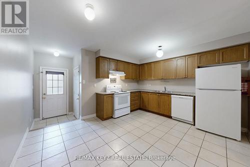 369 Caboto Trail, Markham, ON - Indoor Photo Showing Kitchen