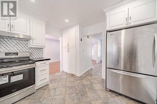 1135 Lobelia Court, Oshawa, ON - Indoor Photo Showing Kitchen