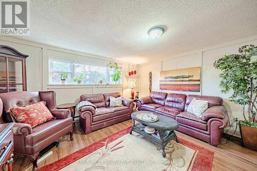 1135 Lobelia Court, Oshawa, ON - Indoor Photo Showing Living Room