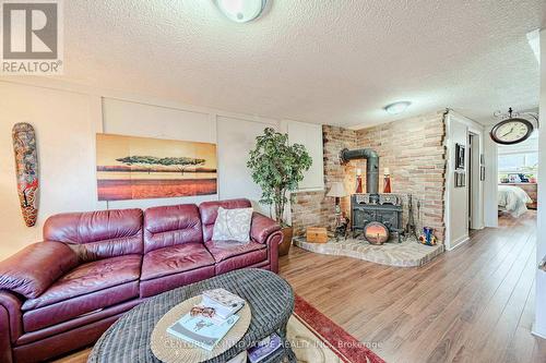 1135 Lobelia Court, Oshawa, ON - Indoor Photo Showing Living Room