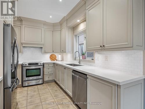 192 Chayna Crescent, Vaughan, ON - Indoor Photo Showing Kitchen With Upgraded Kitchen