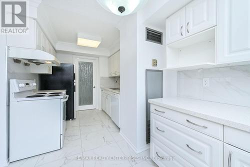 2308 - 400 Webb Drive, Mississauga, ON - Indoor Photo Showing Kitchen