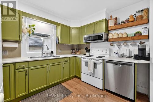 89 Queen Street N, Thorold (Thorold Downtown), ON - Indoor Photo Showing Kitchen With Double Sink