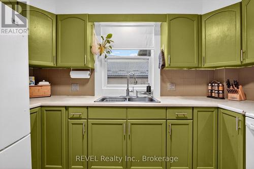 89 Queen Street N, Thorold (Thorold Downtown), ON - Indoor Photo Showing Kitchen With Double Sink