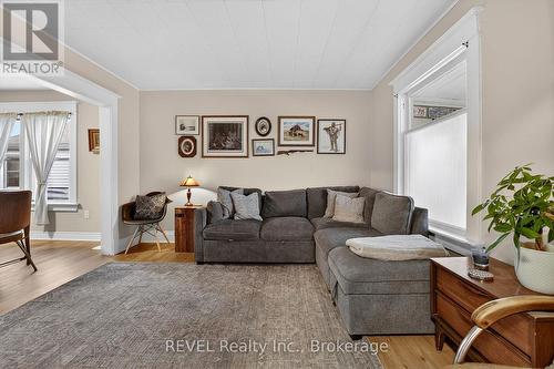 89 Queen Street N, Thorold (Thorold Downtown), ON - Indoor Photo Showing Living Room