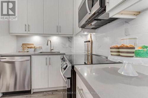 1502 - 105 Oneida Crescent, Richmond Hill, ON - Indoor Photo Showing Kitchen