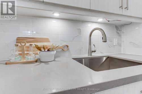1502 - 105 Oneida Crescent, Richmond Hill, ON - Indoor Photo Showing Kitchen