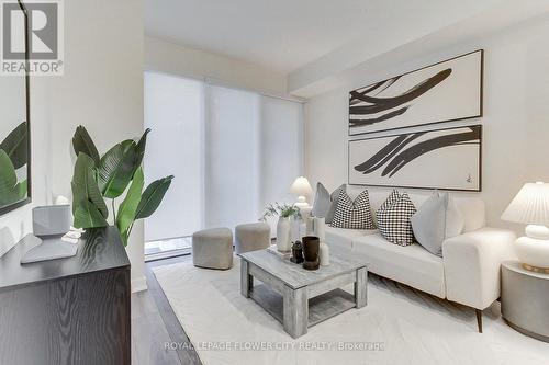 1502 - 105 Oneida Crescent, Richmond Hill, ON - Indoor Photo Showing Living Room