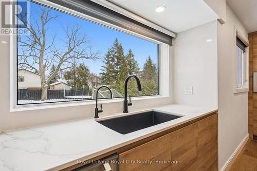 4 Gryphon Place, Guelph (Kortright West), ON - Indoor Photo Showing Kitchen