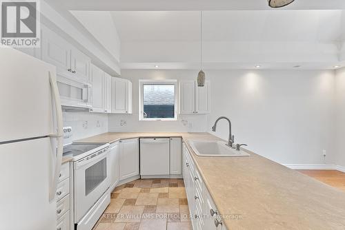 4 - 546 Eglinton Avenue E, Toronto, ON - Indoor Photo Showing Kitchen