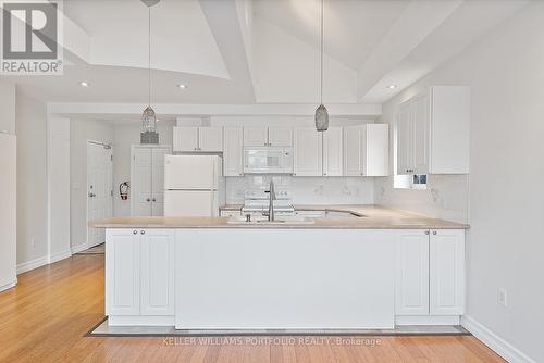 4 - 546 Eglinton Avenue E, Toronto, ON - Indoor Photo Showing Kitchen