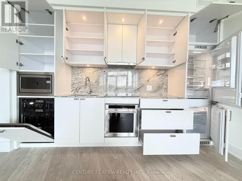 718 - 259 The Kingsway, Toronto, ON - Indoor Photo Showing Kitchen With Upgraded Kitchen