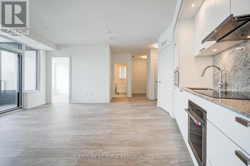 718 - 259 The Kingsway, Toronto, ON - Indoor Photo Showing Kitchen