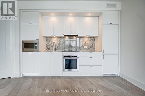 718 - 259 The Kingsway, Toronto, ON - Indoor Photo Showing Kitchen