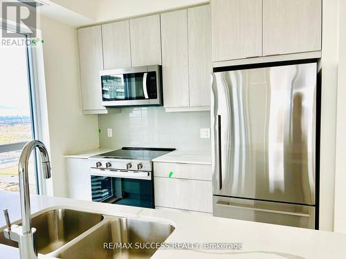 2909 - 15 Watergarden Drive, Mississauga, ON - Indoor Photo Showing Kitchen With Double Sink With Upgraded Kitchen