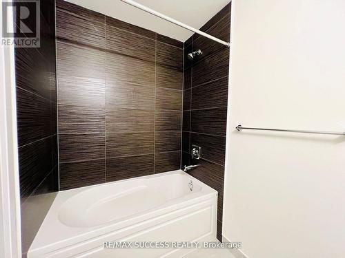2909 - 15 Watergarden Drive, Mississauga, ON - Indoor Photo Showing Bathroom