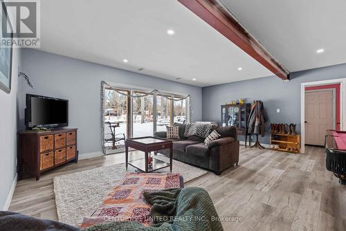 7544 Highway 35, Kawartha Lakes (Laxton/Digby/Longford), ON - Indoor Photo Showing Living Room