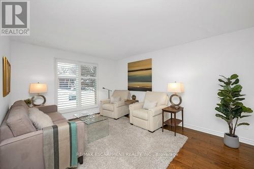 112 Thomas Street, Cambridge, ON - Indoor Photo Showing Living Room