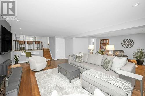 112 Thomas Street, Cambridge, ON - Indoor Photo Showing Living Room