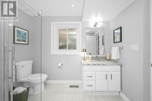 112 Thomas Street, Cambridge, ON - Indoor Photo Showing Bathroom
