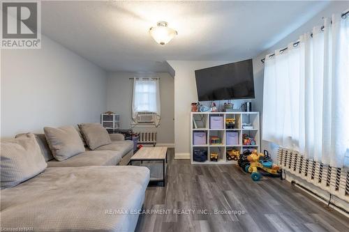2 - 67 Mccalla Drive, St. Catharines, ON - Indoor Photo Showing Living Room