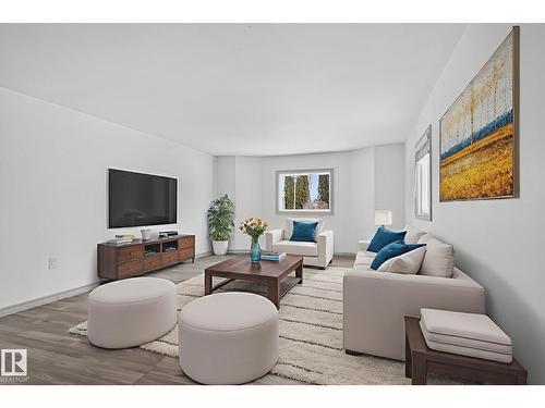 543 Evergreen St Nw, Edmonton, AB - Indoor Photo Showing Living Room
