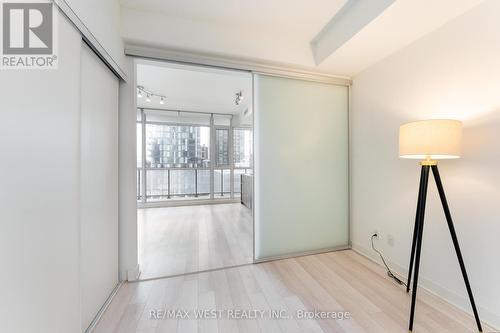 1201 - 290 Adelaide Street, Toronto, ON - Indoor Photo Showing Other Room
