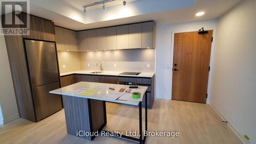 210 - 7950 Bathurst Street, Vaughan, ON - Indoor Photo Showing Kitchen