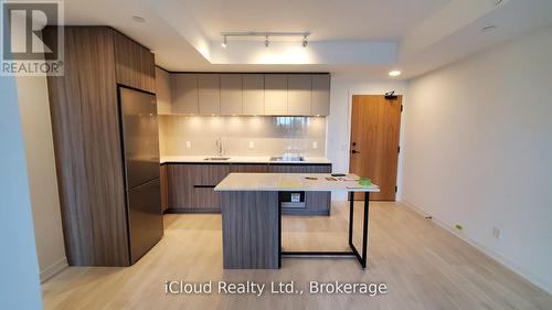 210 - 7950 Bathurst Street, Vaughan, ON - Indoor Photo Showing Kitchen With Upgraded Kitchen