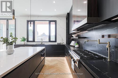 957 Dormer Street, Mississauga, ON - Indoor Photo Showing Kitchen With Upgraded Kitchen