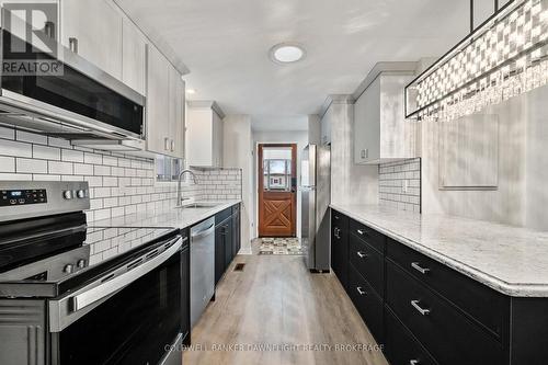 12 Redford Drive, South Huron (Exeter), ON - Indoor Photo Showing Kitchen With Upgraded Kitchen