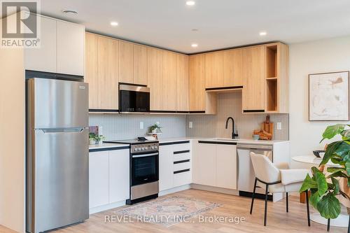202 - 4390 Hillview Drive, Lincoln, ON - Indoor Photo Showing Kitchen With Stainless Steel Kitchen