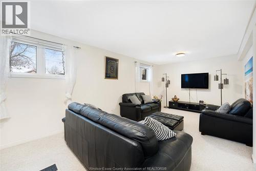 445 Olcott Avenue, Lasalle, ON - Indoor Photo Showing Living Room
