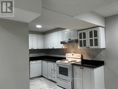 411 Bristol Road W, Mississauga, ON - Indoor Photo Showing Kitchen