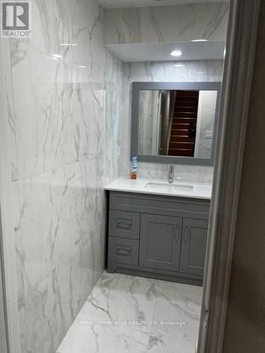 411 Bristol Road W, Mississauga, ON - Indoor Photo Showing Bathroom