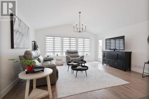 2150 Thornicroft Crescent, London South, ON - Indoor Photo Showing Living Room