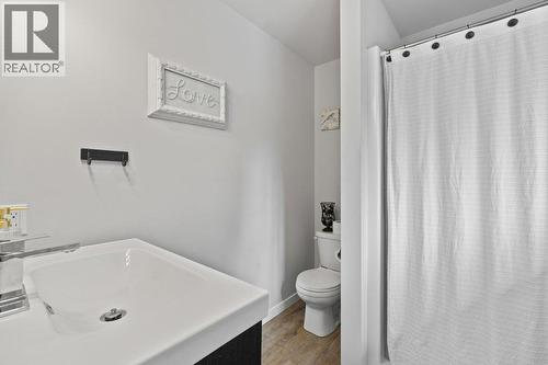 2131 21 Street Ne, Salmon Arm, BC - Indoor Photo Showing Bathroom