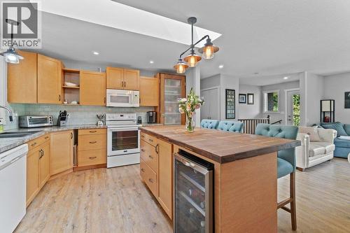 2131 21 Street Ne, Salmon Arm, BC - Indoor Photo Showing Kitchen