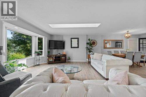 2131 21 Street Ne, Salmon Arm, BC - Indoor Photo Showing Living Room