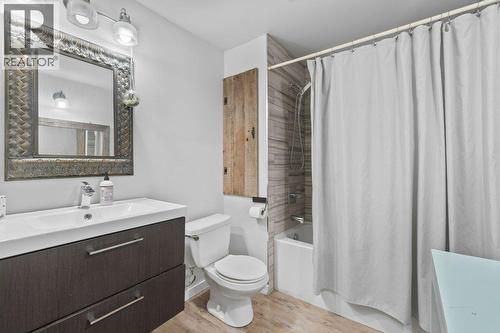 2131 21 Street Ne, Salmon Arm, BC - Indoor Photo Showing Bathroom