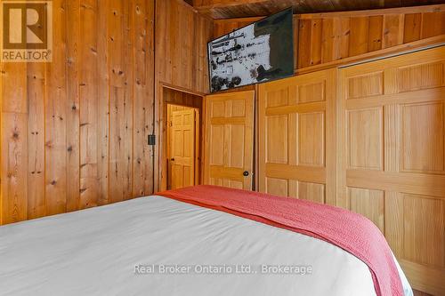 111 Wilson Drive, Georgian Bluffs, ON - Indoor Photo Showing Bedroom