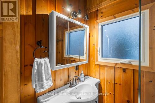 111 Wilson Drive, Georgian Bluffs, ON - Indoor Photo Showing Bathroom