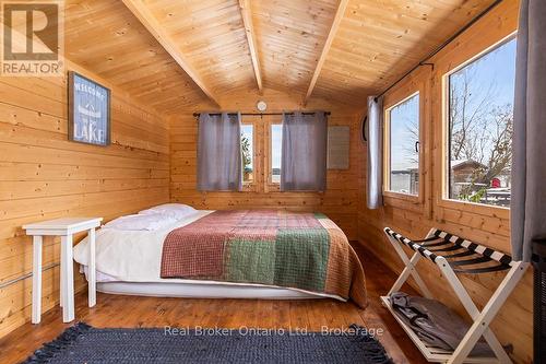 111 Wilson Drive, Georgian Bluffs, ON - Indoor Photo Showing Bedroom