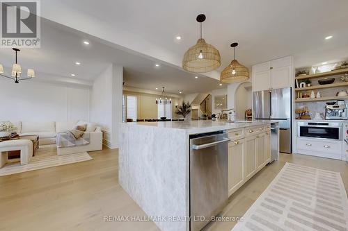 42 Meadow Vista Crescent, East Gwillimbury, ON - Indoor Photo Showing Kitchen With Upgraded Kitchen